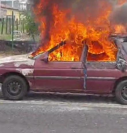 Carro fica destruído após pegar fogo na zona Sudeste da cidade de Teresina