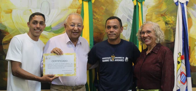 Prefeito Doutor Pessoa entrega certificados profissionalizantes da Fundação Wall Ferraz