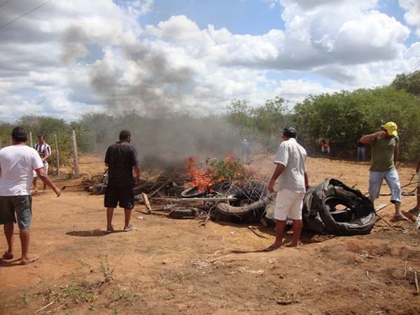 Populares ateiam fogo em pneus protestando contra aterro sanitário de