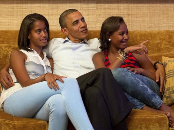 ... Ao lado das filhas Malia (esq.) e Sasha, Obama assiste ao discurso da primeira-dama Michelle direto da Casa Branca, em Washington DC.(Imagem:Reprodução)