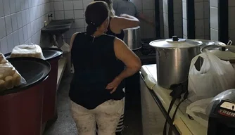 Banheiro funciona como cozinha em escola de Picos