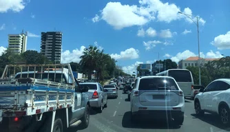 Trânsito ficou congestionado no Centro de Teresina, chegando até a Ponte JK