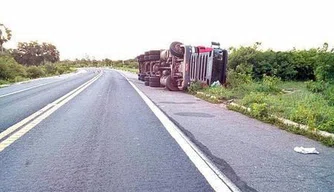 Caminhão tomba na BR-343