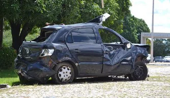 Carros batidos são espalhados pela capital