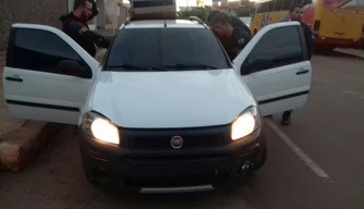 Veículo roubado e com placa clonada apreendido em Picos