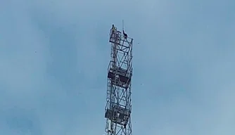 Homem em torre de 80 metros de altura.