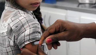 Criança sendo imunizada contra a gripe