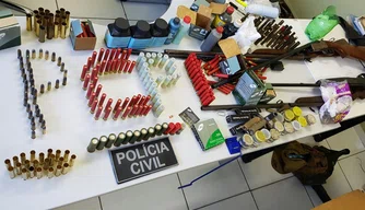 Várias munições e armas de fogo foram apreendidas
