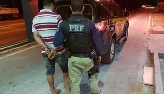 PRF prende homem com mando de prisão expedido em São paulo.