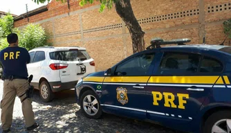 Polícia Rodoviária Federal recupera carro roubado em Parnaíba.