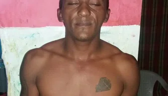 Homem é preso com drogas durante ao ser abordado por policiais em seu bar.