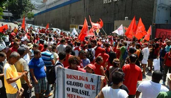 Manifestantes protestaram na frente da sede da TV Globo, no Rio de Janeiro.