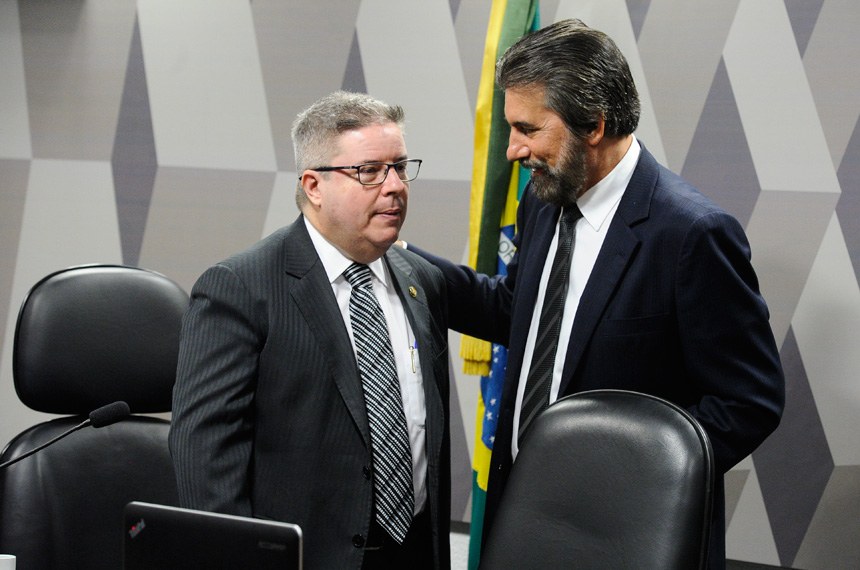 Ao lado do vice-presidente da CCJ, senador Antônio Anastasia, o relator do projeto, senador Valdir Raupp.