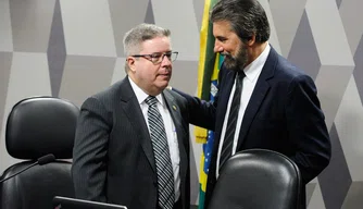 Ao lado do vice-presidente da CCJ, senador Antônio Anastasia, o relator do projeto, senador Valdir Raupp.