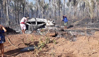 Carro capota e causa incêndio no município de Matias Olímpio