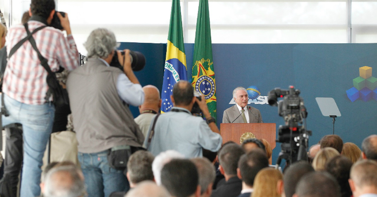 Sanção de Base Nacional Comum Curricular moderniza educação, avalia Temer.