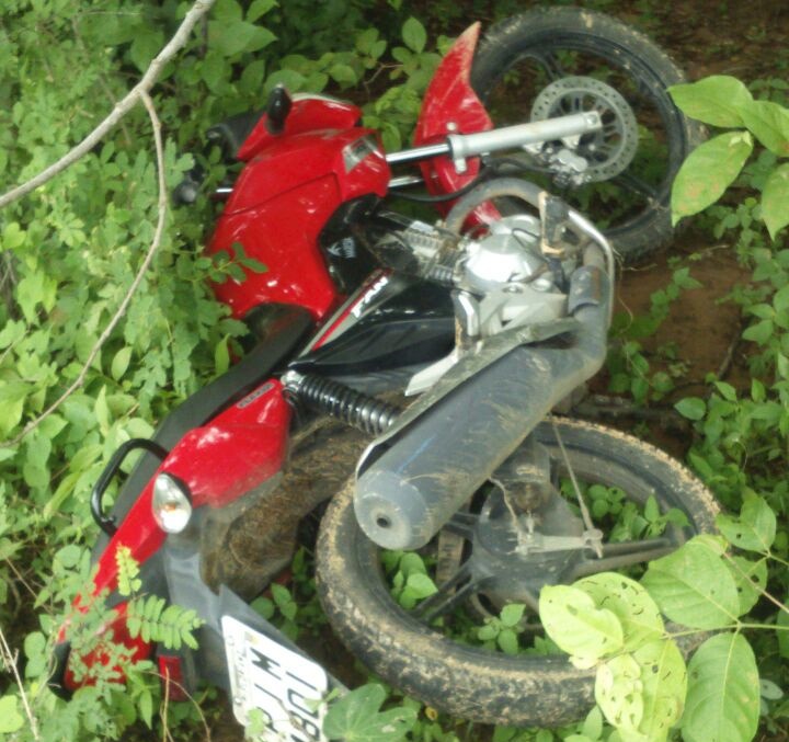 Motocicleta é encontrada em matagal na beira do rio Parnaíba em Floriano.
