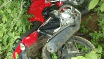 Motocicleta é encontrada em matagal na beira do rio Parnaíba em Floriano.