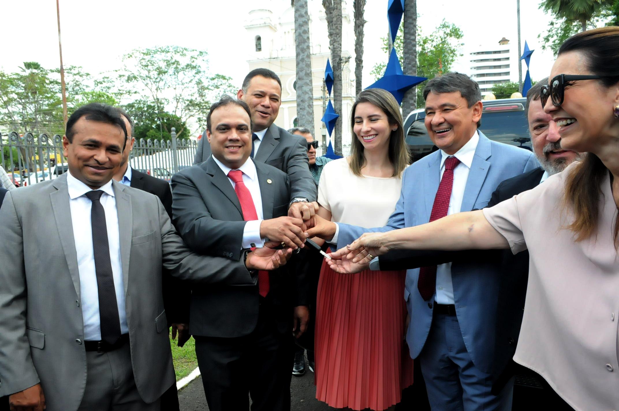 A entrega dos carros aconteceu nesta quinta-feira (04).