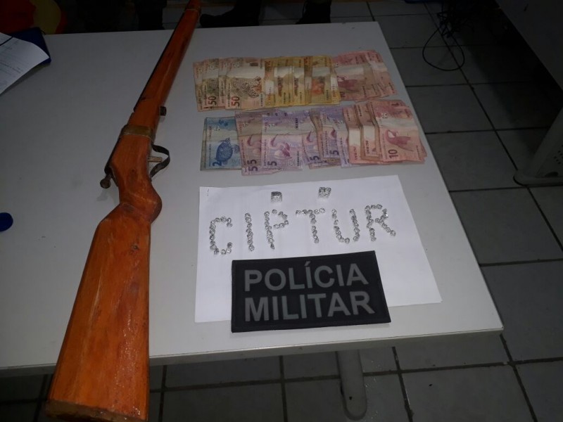 Arma, drogas e dinheiro apreendidos com Tito.