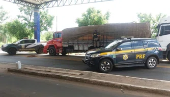 Caminhão apreendido com madeira ilegal em Floriano
