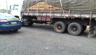 Caminhão com a carga apreendida em Picos