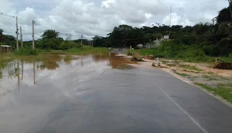 Trecho da BR-343 corre o risco de rompimento