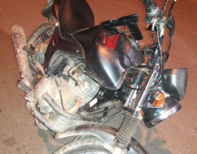 Motocicleta apreendida com Raimunda Nonato de restrição de roubo e placa de outro veículo.