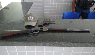 Armas de fogo apreendidas com o suspeito.