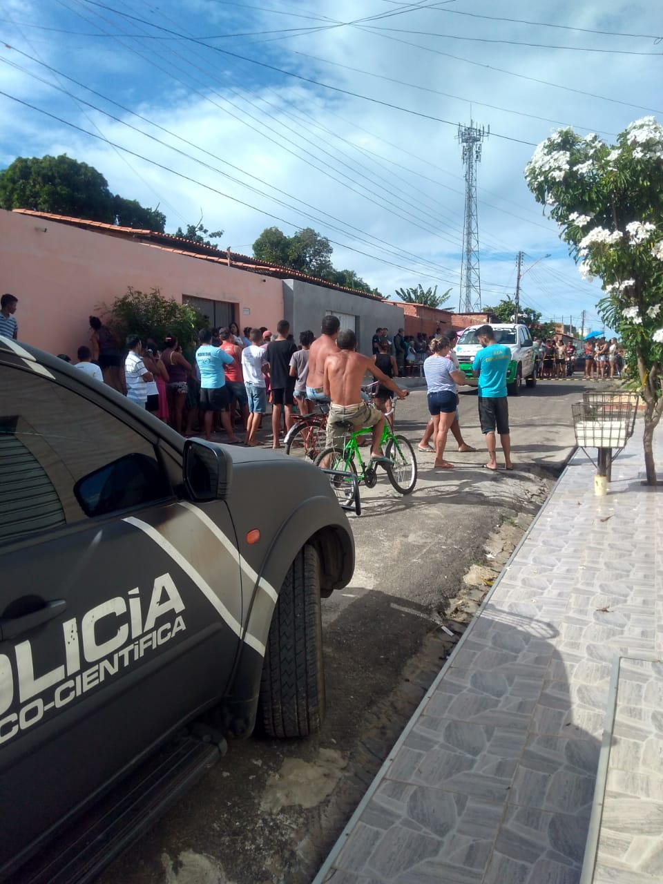 A PolÃ­cia Militar e TÃ©cnico-CientÃ­fica estÃ£o no local do crime.