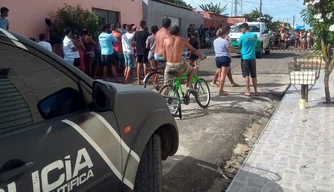 A Polícia Militar e Técnico-Científica estão no local do crime.