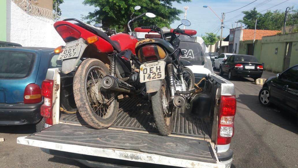 Motos apreendidas pela polícia durante a abordagem.