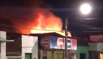 Mercadinho incendiado em Alto Longá