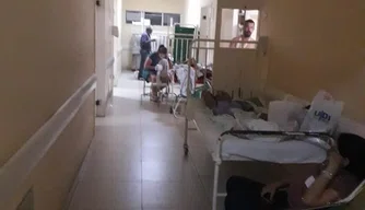 Superlotação de pacientes no hospital.
