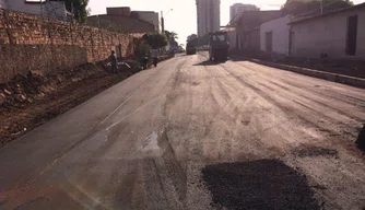 Trecho desbloqueado da Avenida Lindolfo Monteiro recebe pavimentação asfáltica.