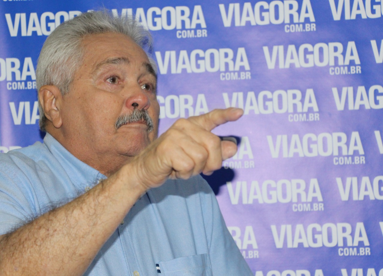 Candidato Elmano Férrer durante entrevista