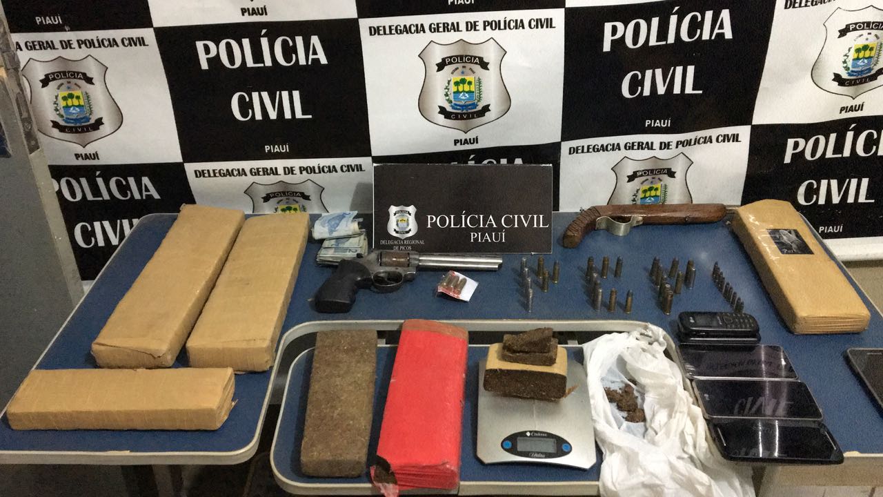 Entorpecentes e arma de fogo de fabricação artesanal foram encontrados em poder dos acusados.