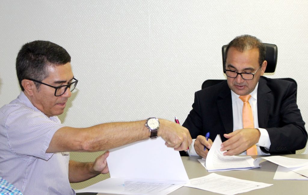 Presidente do TJ-PI assina contrato para conclusão das obras.