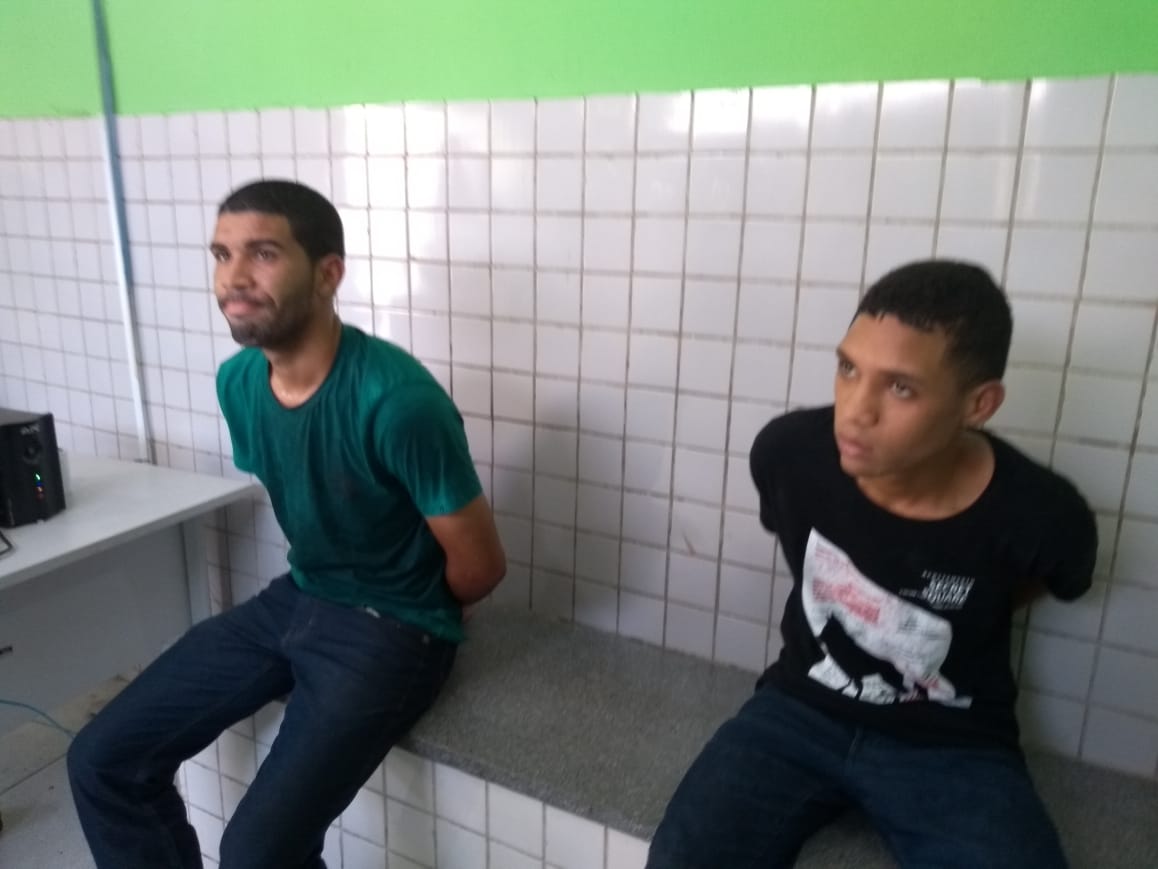 Acusados foram presos no bairro Mafuá após realizarem assaltos.
