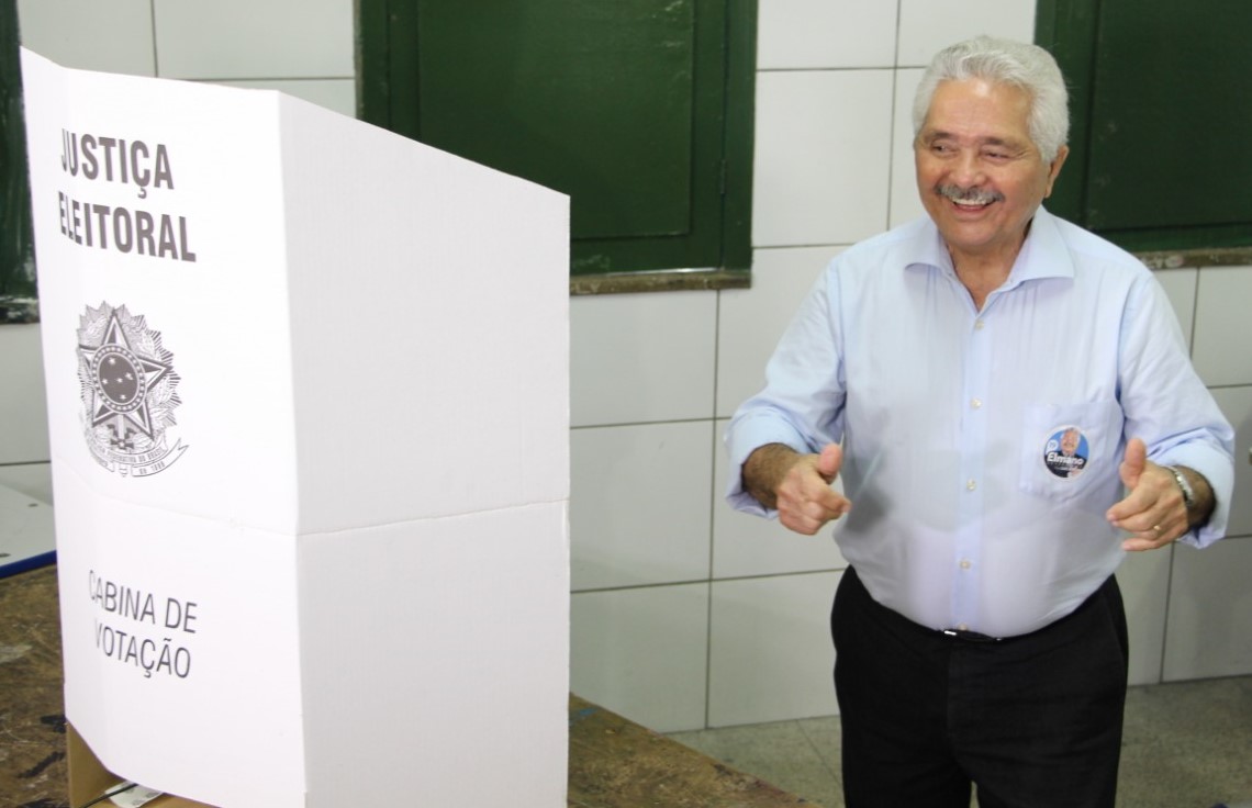 Candidato Elmano Férrer votando