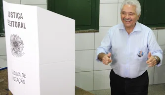 Candidato Elmano Férrer votando