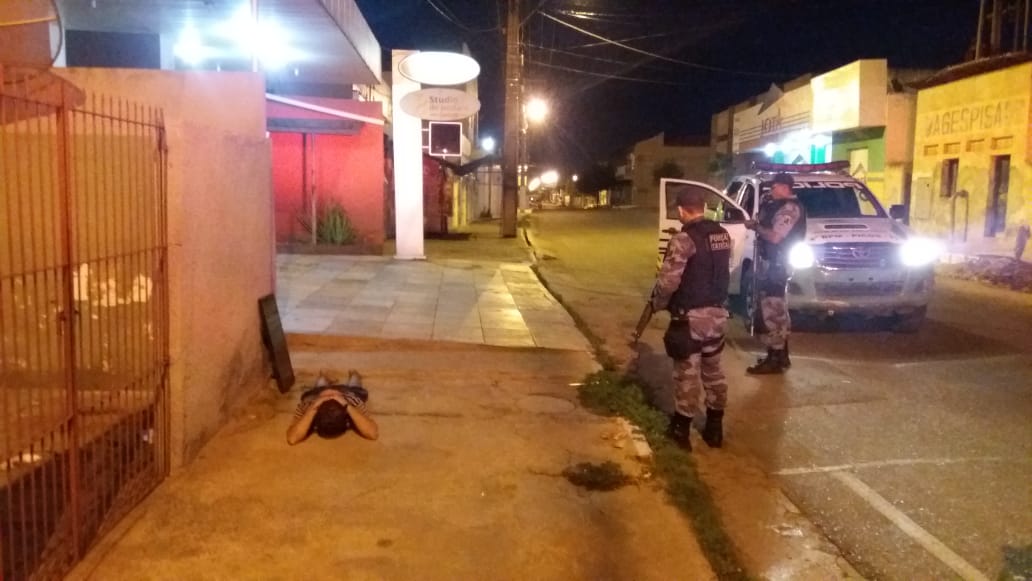 Suspeito foi preso pela PM após arrombar clínica no bairro Canto da Várzea.