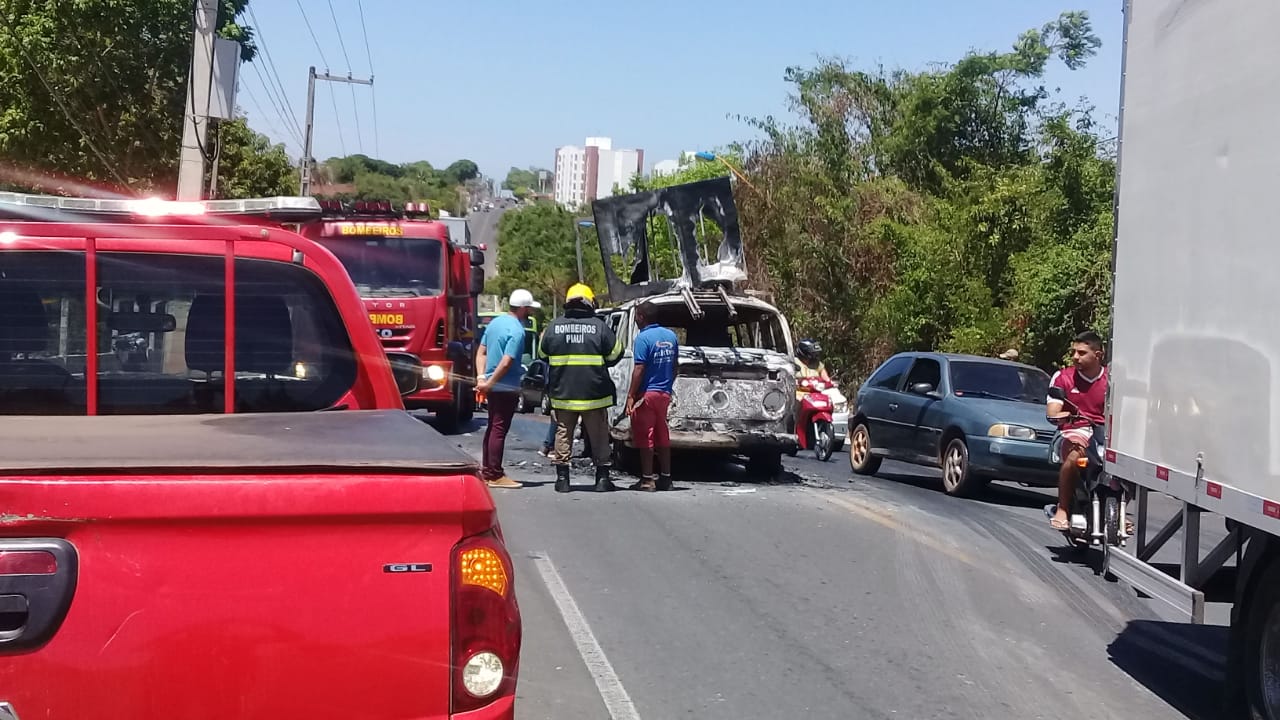 Veículo pega fogo em frente a cemitério em Teresina