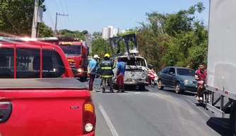 Veículo pega fogo em frente a cemitério em Teresina