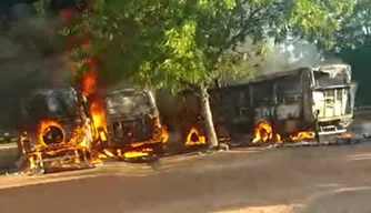 Ônibus escolares são incendiados em Piracuruca.