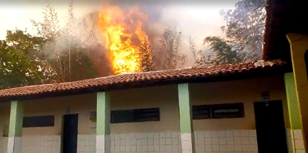 Incêndio começou na tarde deste domingo (25)