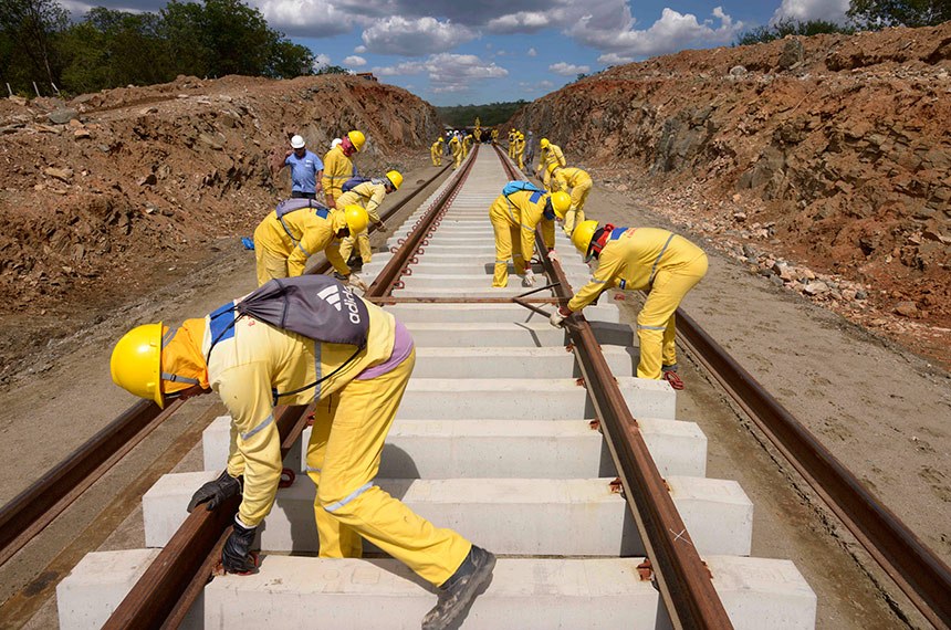Operários trabalham na construção da ferrovia, em 2015.