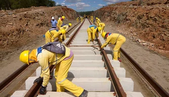 Operários trabalham na construção da ferrovia, em 2015.
