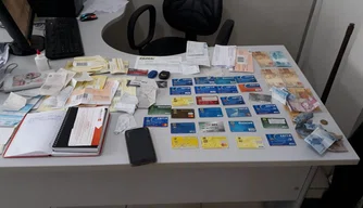 Os suspeitos foram presos com diversos cartões das vítimas dos golpes.