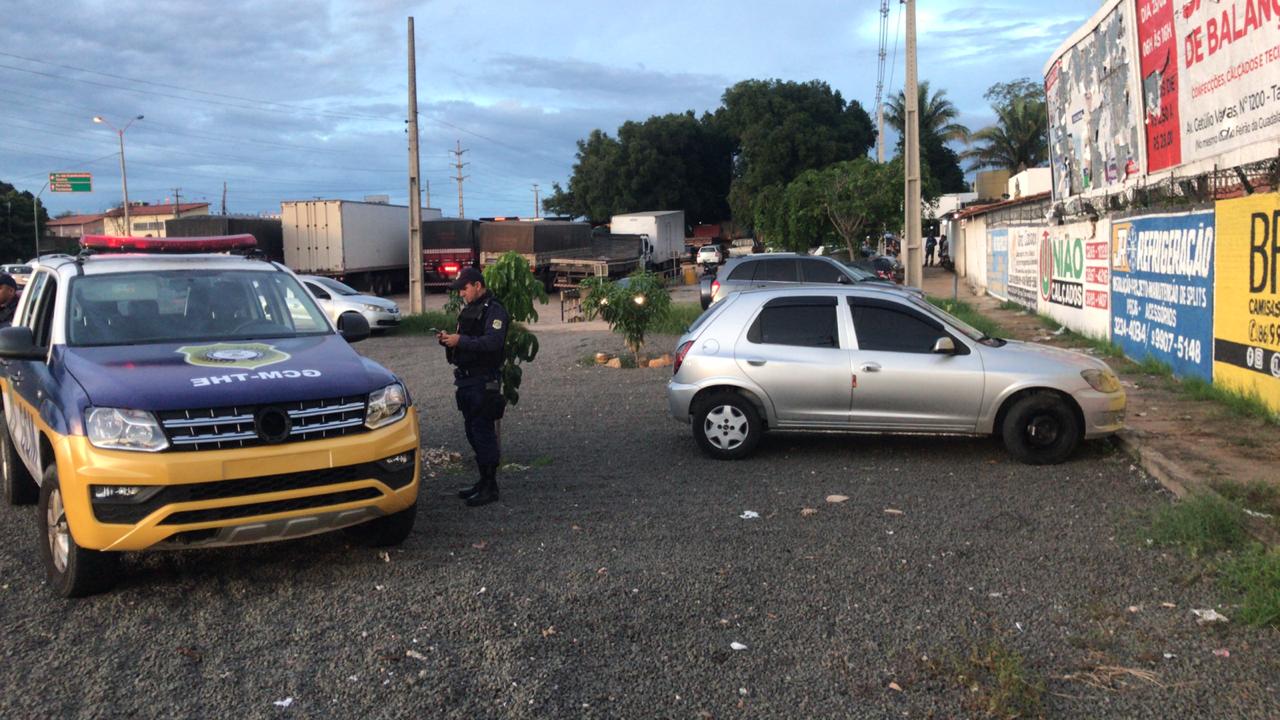 Agentes da Guarda Municipal recuperaram o veículo roubado no bairro Dirceu Arcoverde.